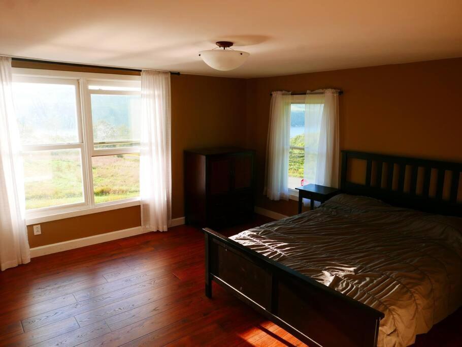 Vineyard Farmhouse With Hot Tub & Lake Views Хамъндспорт Екстериор снимка
