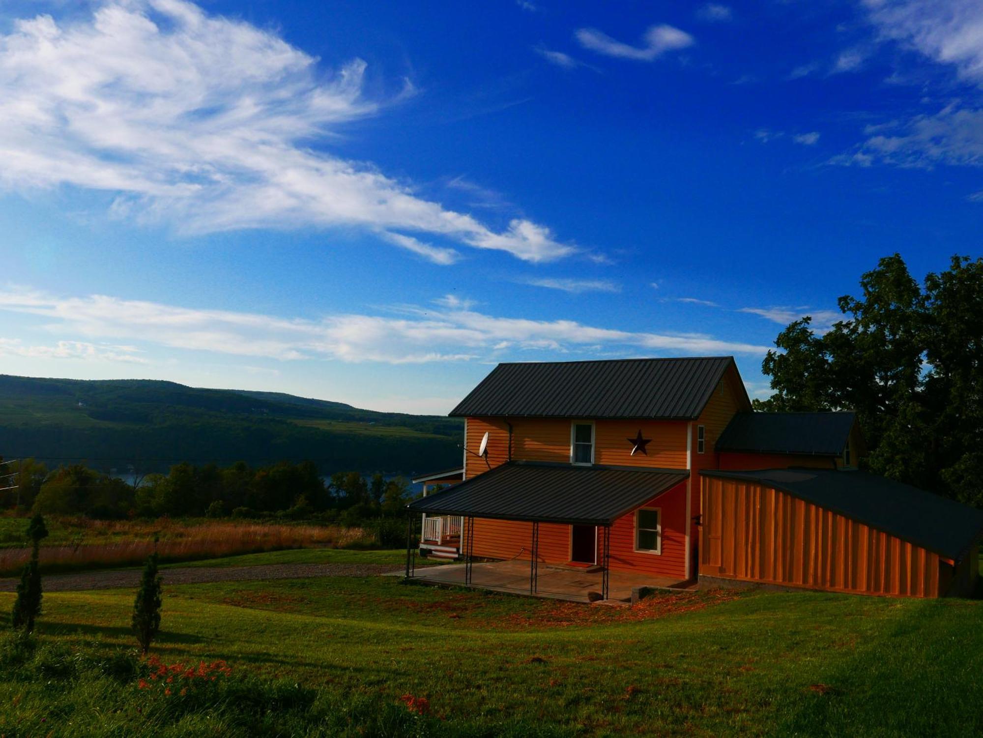 Vineyard Farmhouse With Hot Tub & Lake Views Хамъндспорт Екстериор снимка