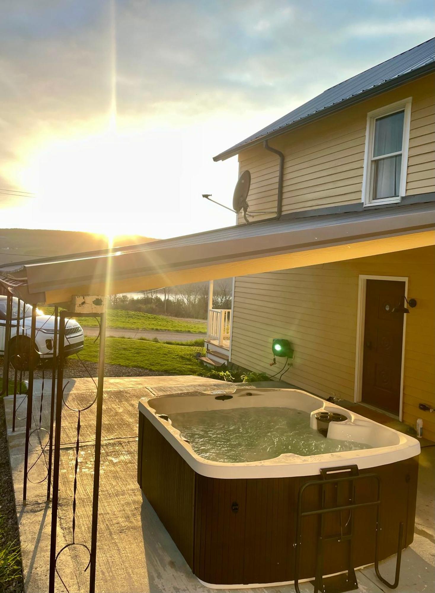 Vineyard Farmhouse With Hot Tub & Lake Views Хамъндспорт Екстериор снимка